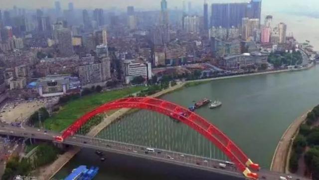 「CCTV6电影频道」记者詹松直播武汉现状泣不成声，忍不住大喊：武汉你快点好起来