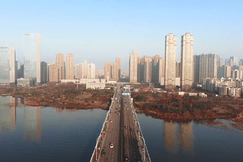 「CCTV6电影频道」记者詹松直播武汉现状泣不成声，忍不住大喊：武汉你快点好起来