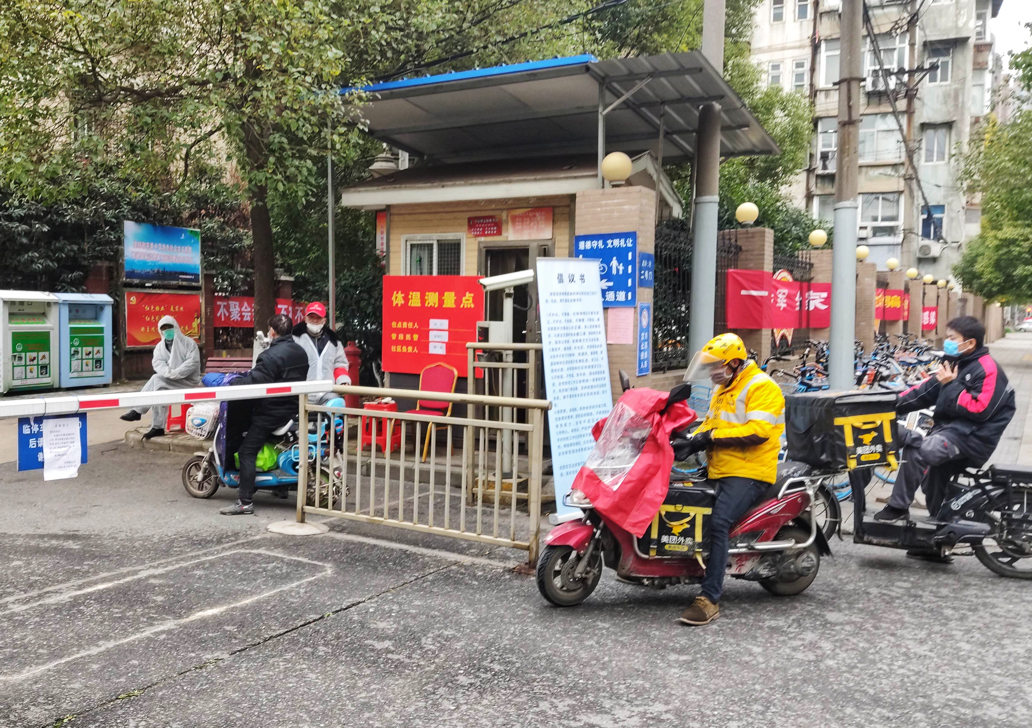 【红星新闻】封闭式管理后的武汉小区