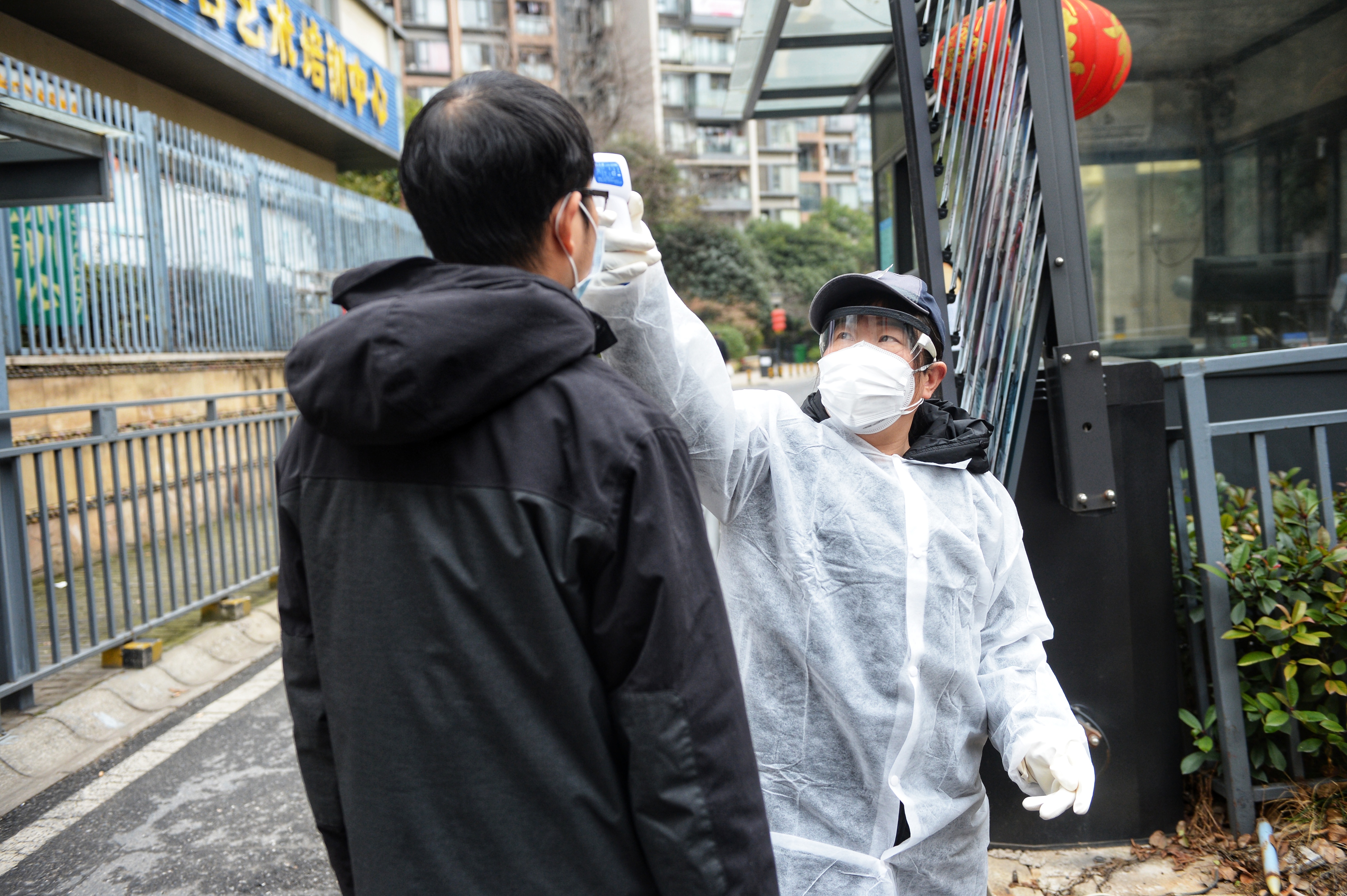 【红星新闻】封闭式管理后的武汉小区
