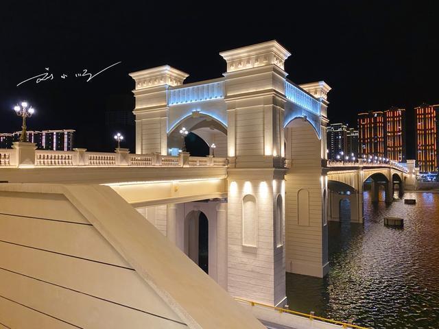 当绚丽的灯光打在这些建筑物上,使得很多游客仿佛有置身某个欧洲小镇