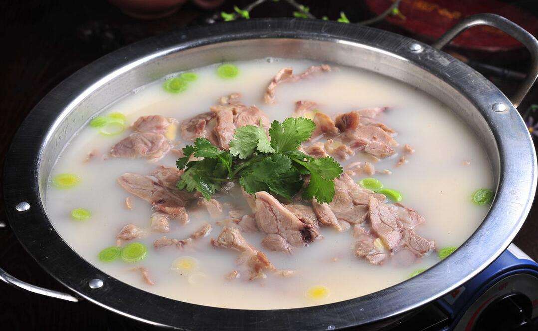 在炖羊肉的时候,最好加几片生姜,加一点点醋,这样炖出来的羊肉汤不但