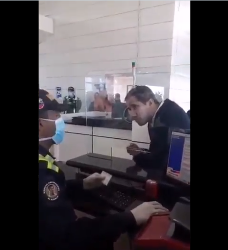 【环球时报】瓜伊多访美后返回委内瑞拉，刚下机被骂“叛徒”并遭泼水