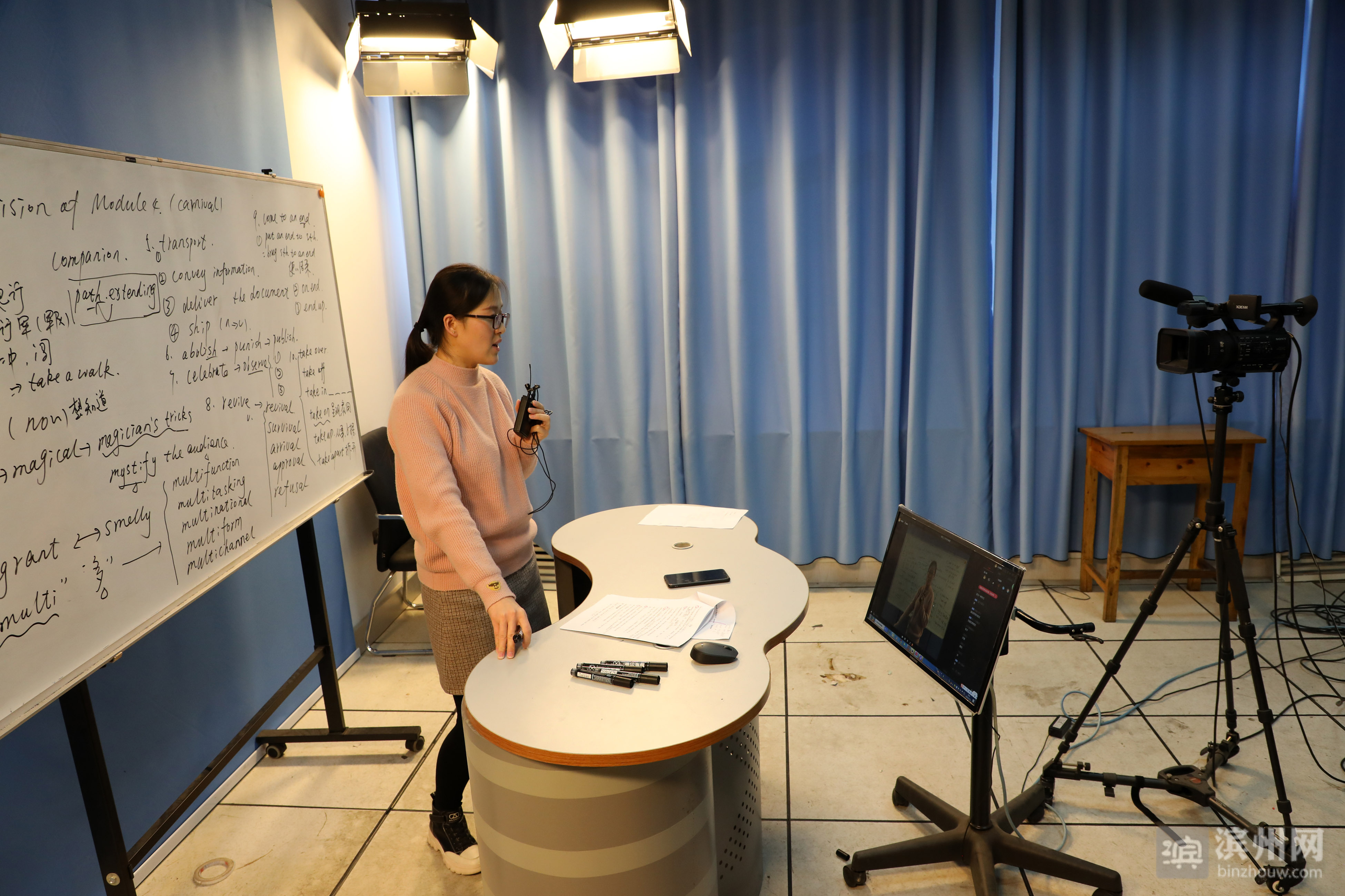 一名工作人员利用电脑端实时监控"网络直播教学"进程,随时提供直播