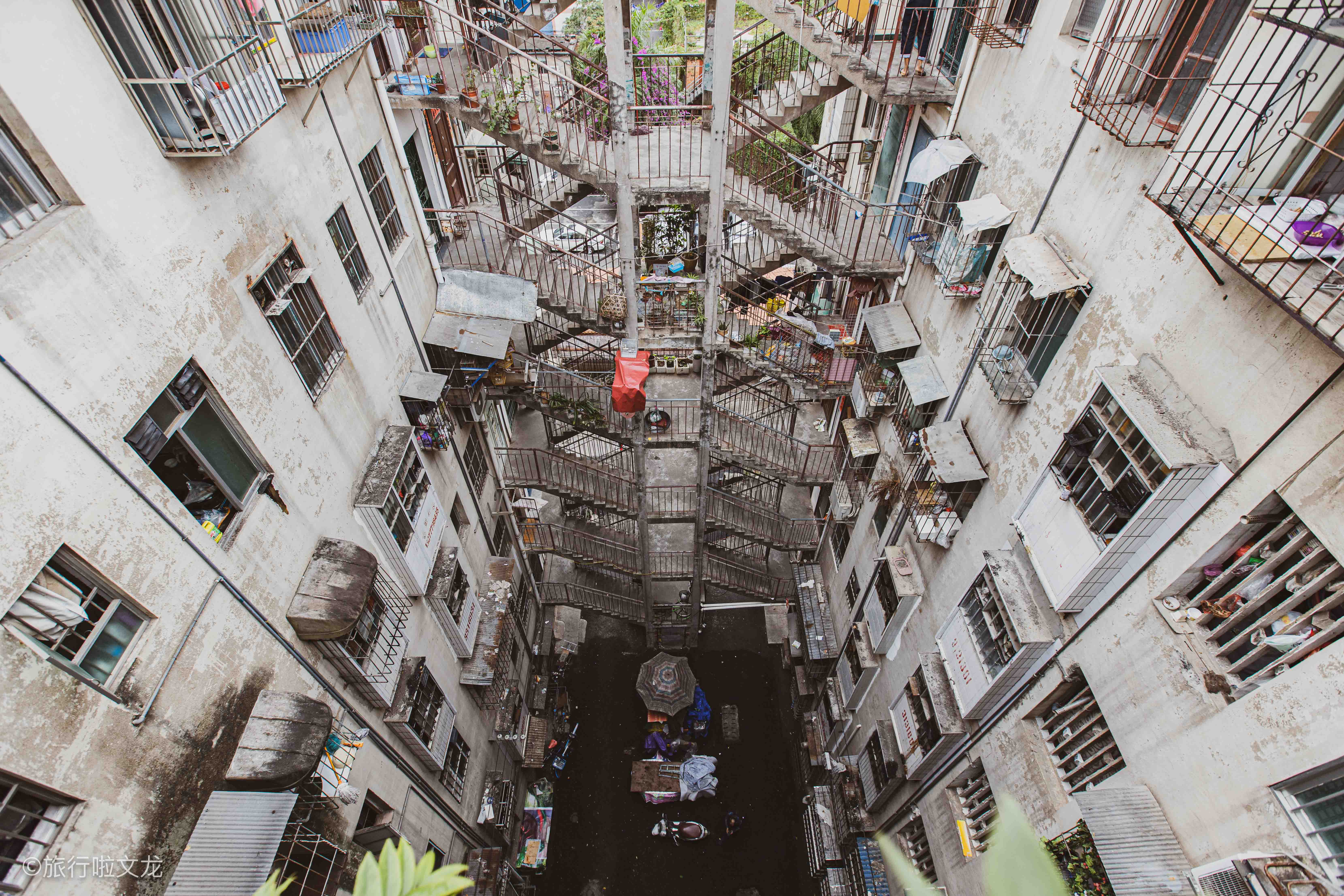 南宁鸳鸯楼,这个古老的建筑倔强地立在高楼大厦间,有跨越时空感