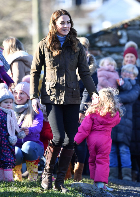 凯特王妃不露肤也有女人味康沃尔公爵夫人踩高筒靴时尚优雅