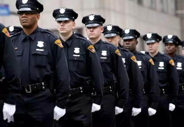 #中国小康网#世界最严警察是什么样的？当警察堪比当兵，警衔级别格外分明