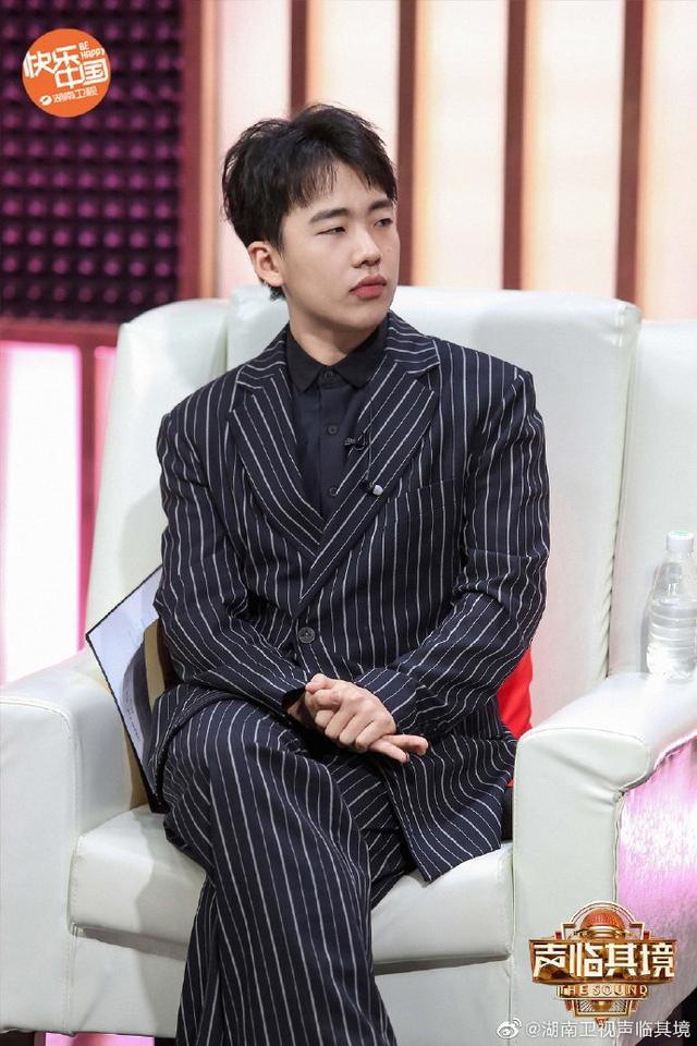 《声临其境》郭麒麟身着条纹西装气宇不凡 专注配音表情逗趣妙语连珠