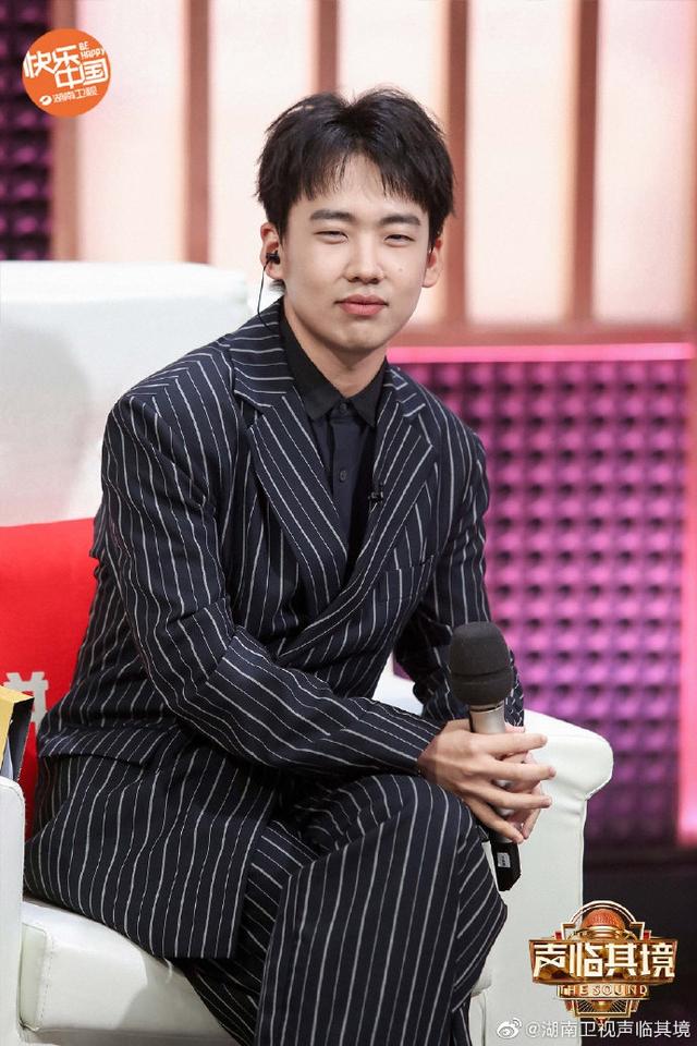 《声临其境》郭麒麟身着条纹西装气宇不凡 专注配音表情逗趣妙语连珠