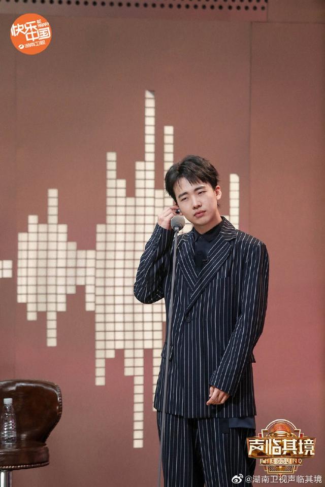 《声临其境》郭麒麟身着条纹西装气宇不凡 专注配音表情逗趣妙语连珠