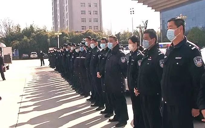 临颍县公安局党委书记,局长张科代表全体公安干警对南街村前来慰问
