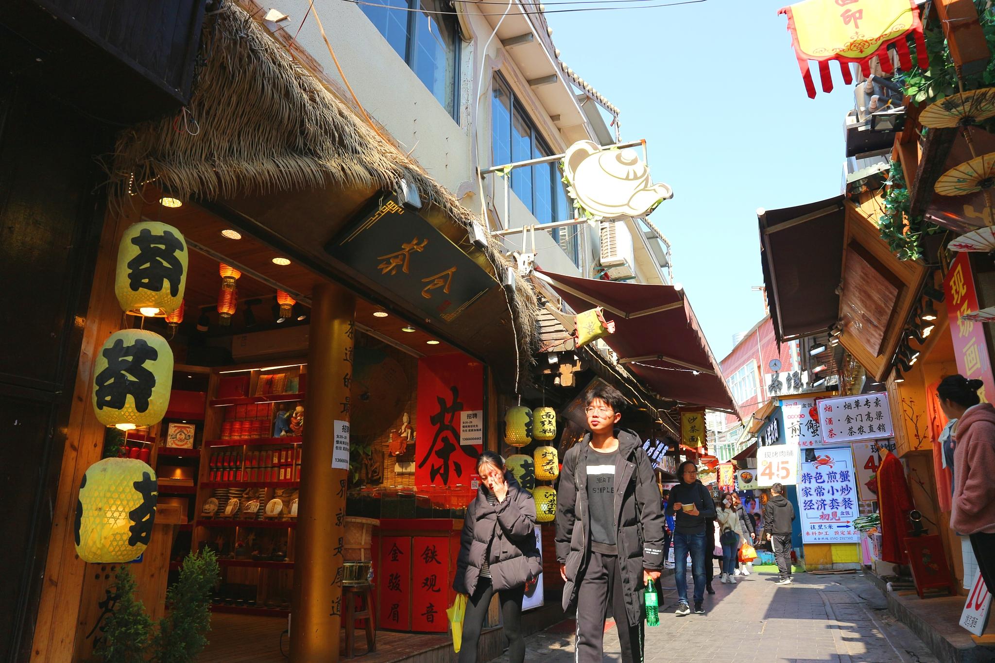 曾厝垵里只有两种商家,一种是美食小店,一种是民宿客栈,这里的住宿