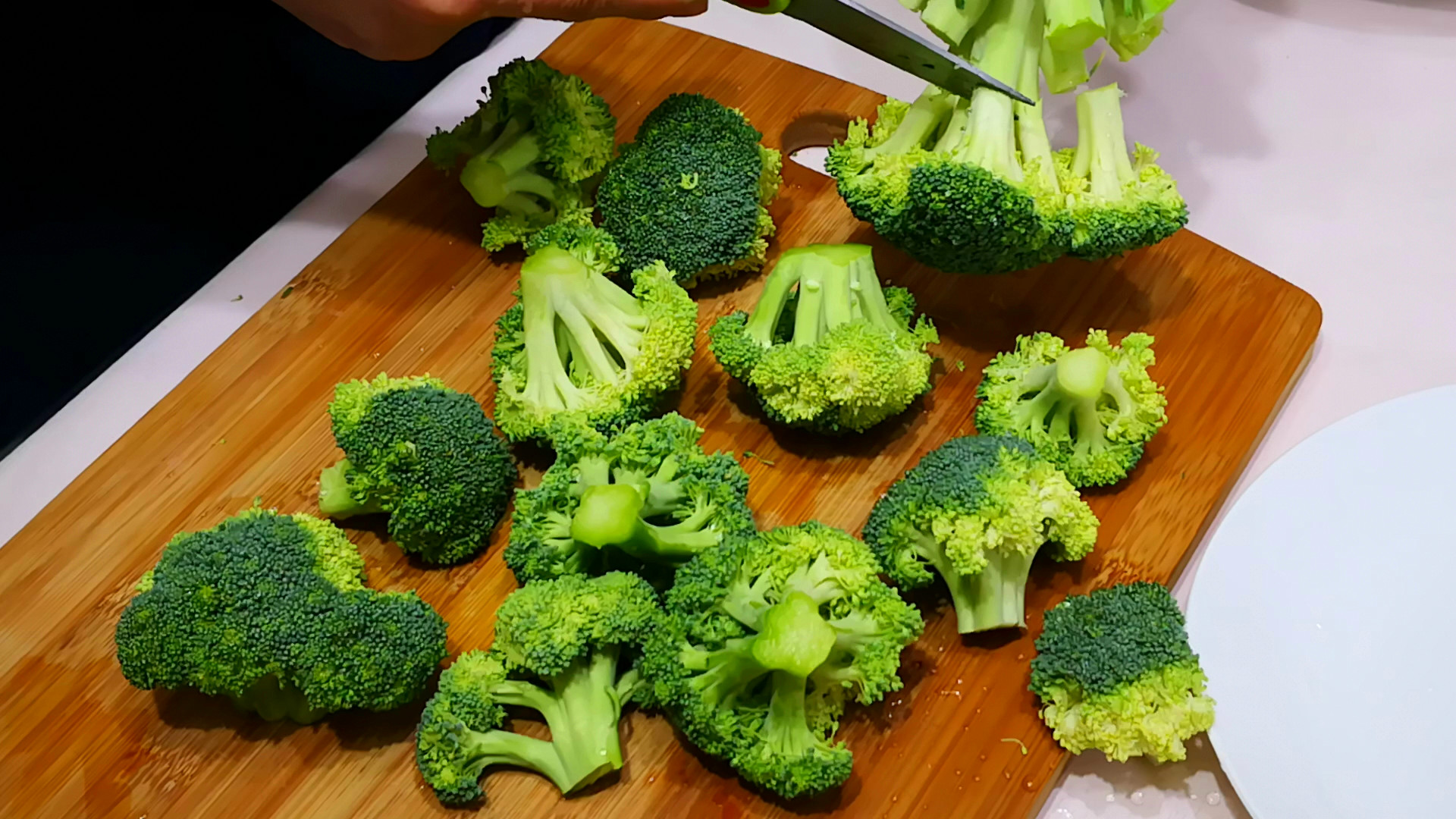 磷,铁,钾,锌,锰等人体所必需的微量元素,每100克新鲜西兰花的花球中