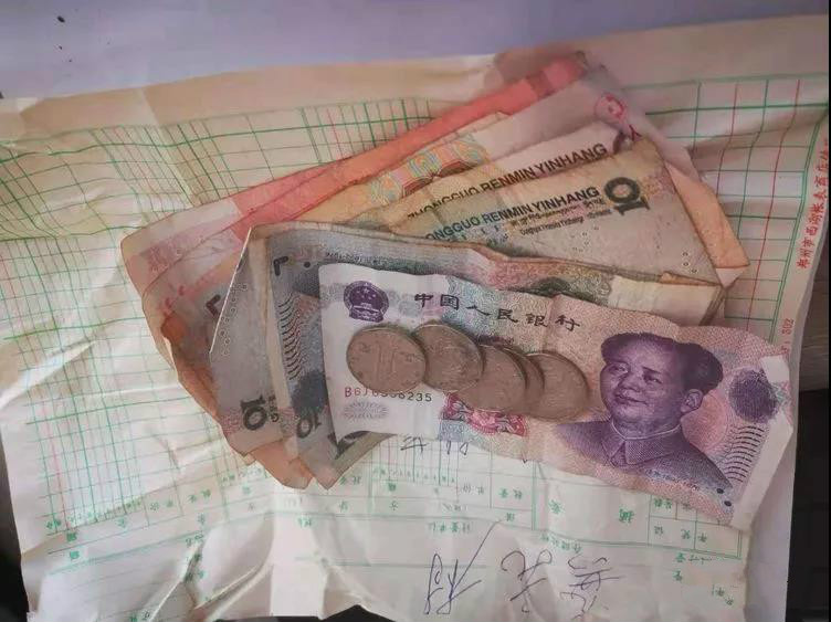 临颍这位老人拿着积攒的零钱来到派出所