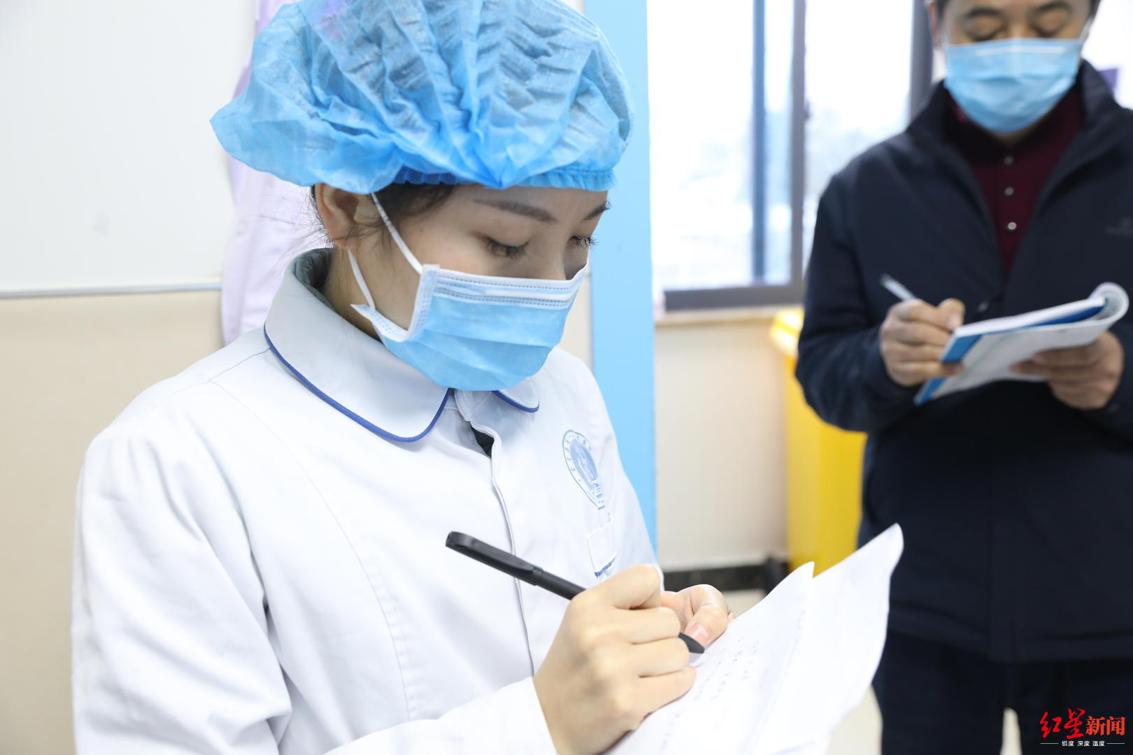 为熟悉改造后的病区 感染科90后护士工作之余还不忘提前"记路"