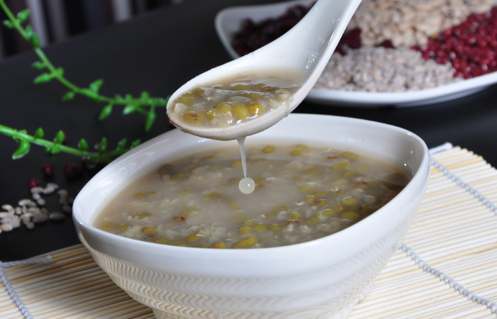 来一杯绿豆沙牛奶真是解暑的好饮品做法也很简单的