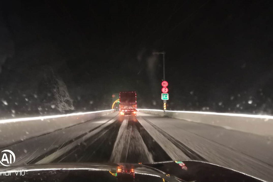 雅康高速天全至康定段持续降雪行车困难,警车带道压尾保障物资车辆
