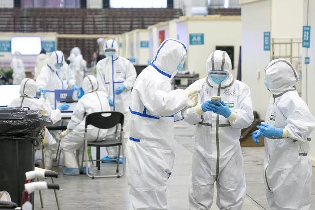 火线上的中流砥柱献给奋战在抗疫一线的医务工作者