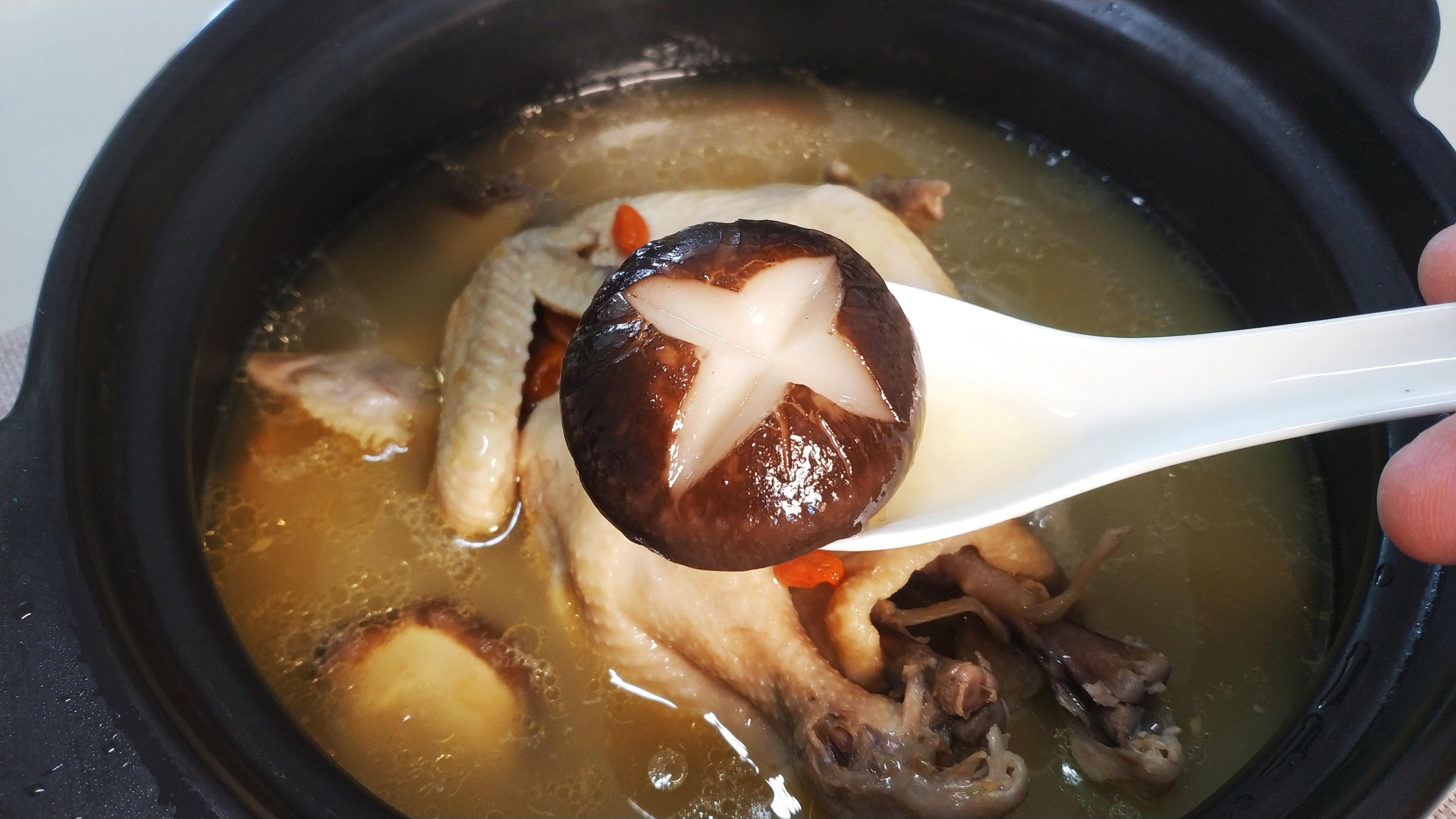 高压锅香菇炖鸡汤图片