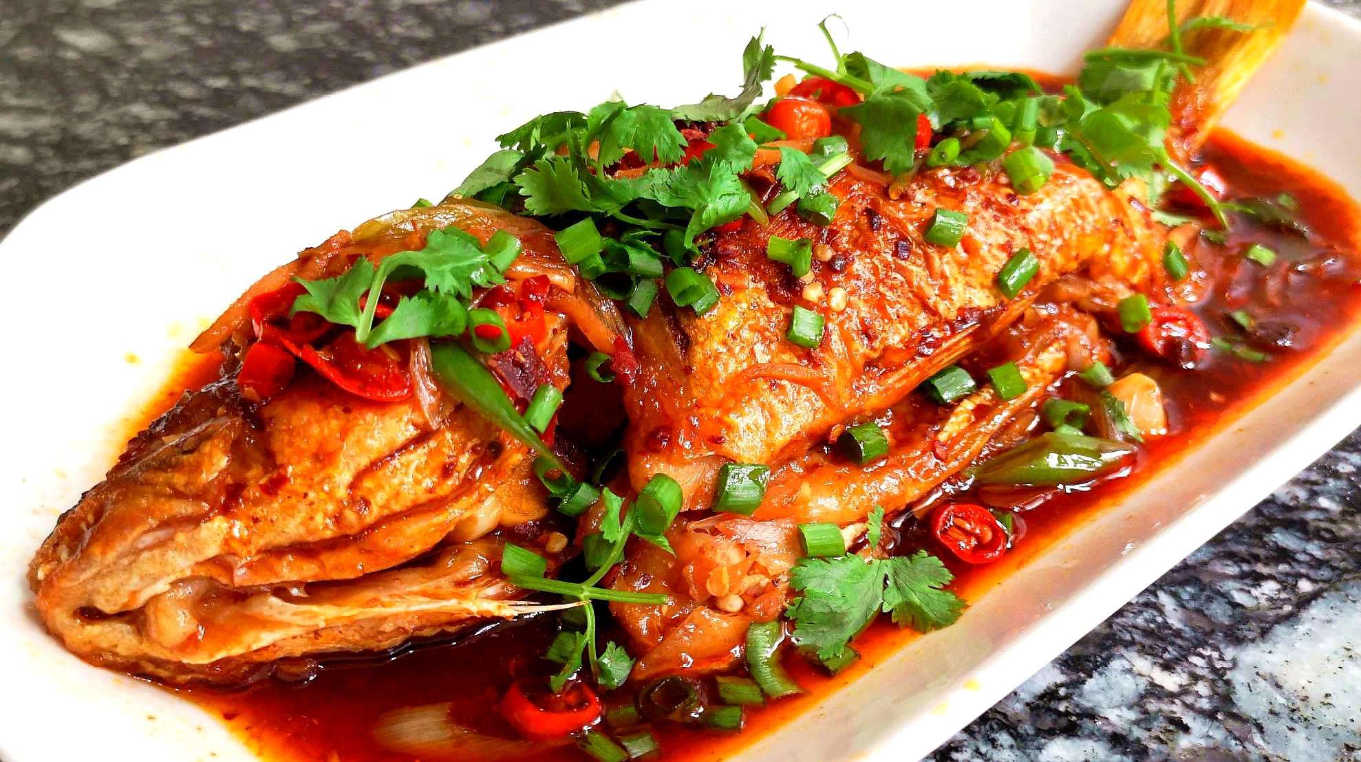 煮鱼怎么做不破皮大厨两个烹饪技巧做到位鱼皮绝对不会破