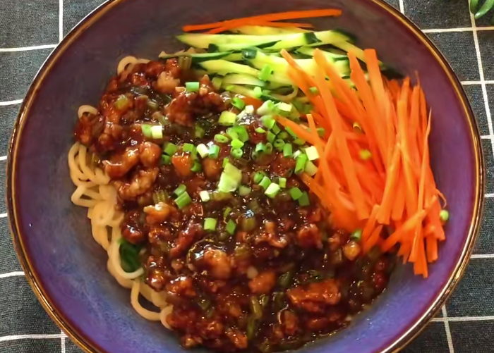 炸醬麵怎麼做才好吃?醬料是關鍵,手把手教你做家常美味麵食