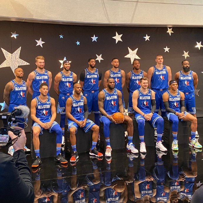 西部全明星合照引热议西蒙斯和浓眉一样高塔图姆粗壮手臂抢眼