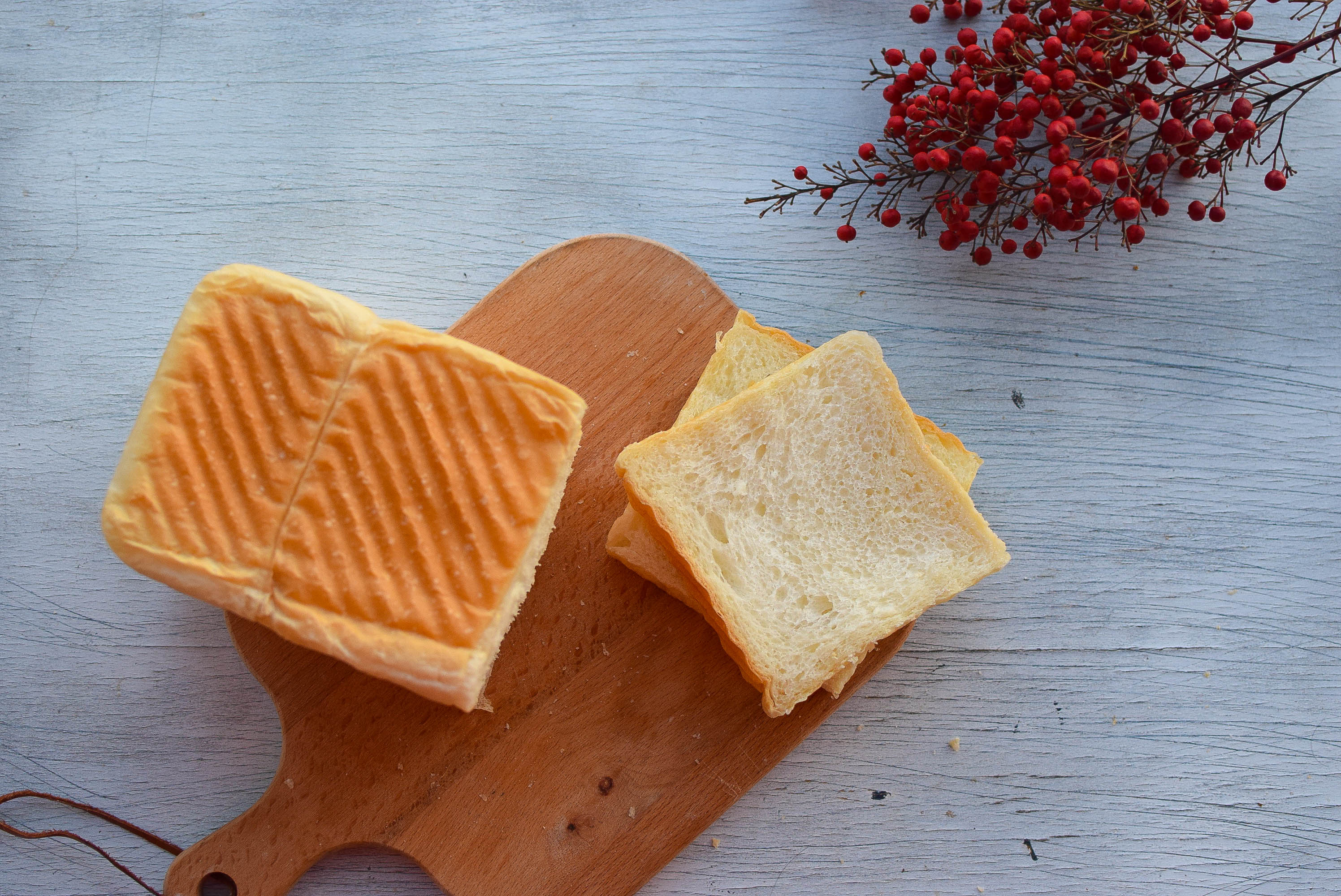 肉松三明治 材料:吐司面包片,鸡蛋,肉松,奶酪.