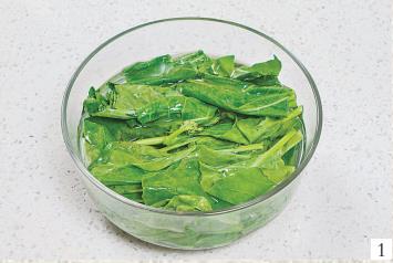 清水里稍加一点食用碱面,将芥蓝叶子浸泡5分钟后用清水冲洗.