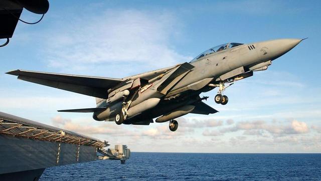 f14战机运送军官舱盖突然不翼而飞飞行员查看后座空无一人