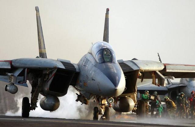 f14战机运送军官舱盖突然不翼而飞飞行员查看后座空无一人