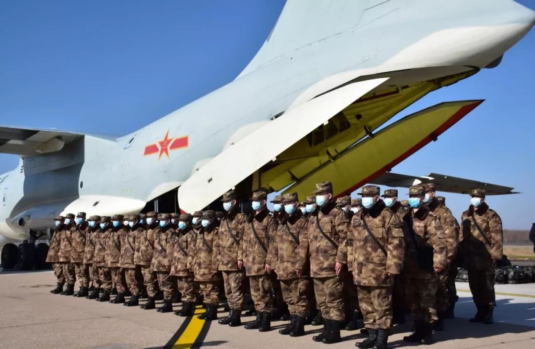 " 军航20041,武汉塔台,向所有机组成员,所有医护人员,向人民空军,人民