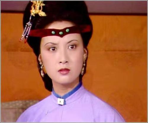 秦可卿是宁国府里贾蓉的妻子,贾珍的儿媳妇.