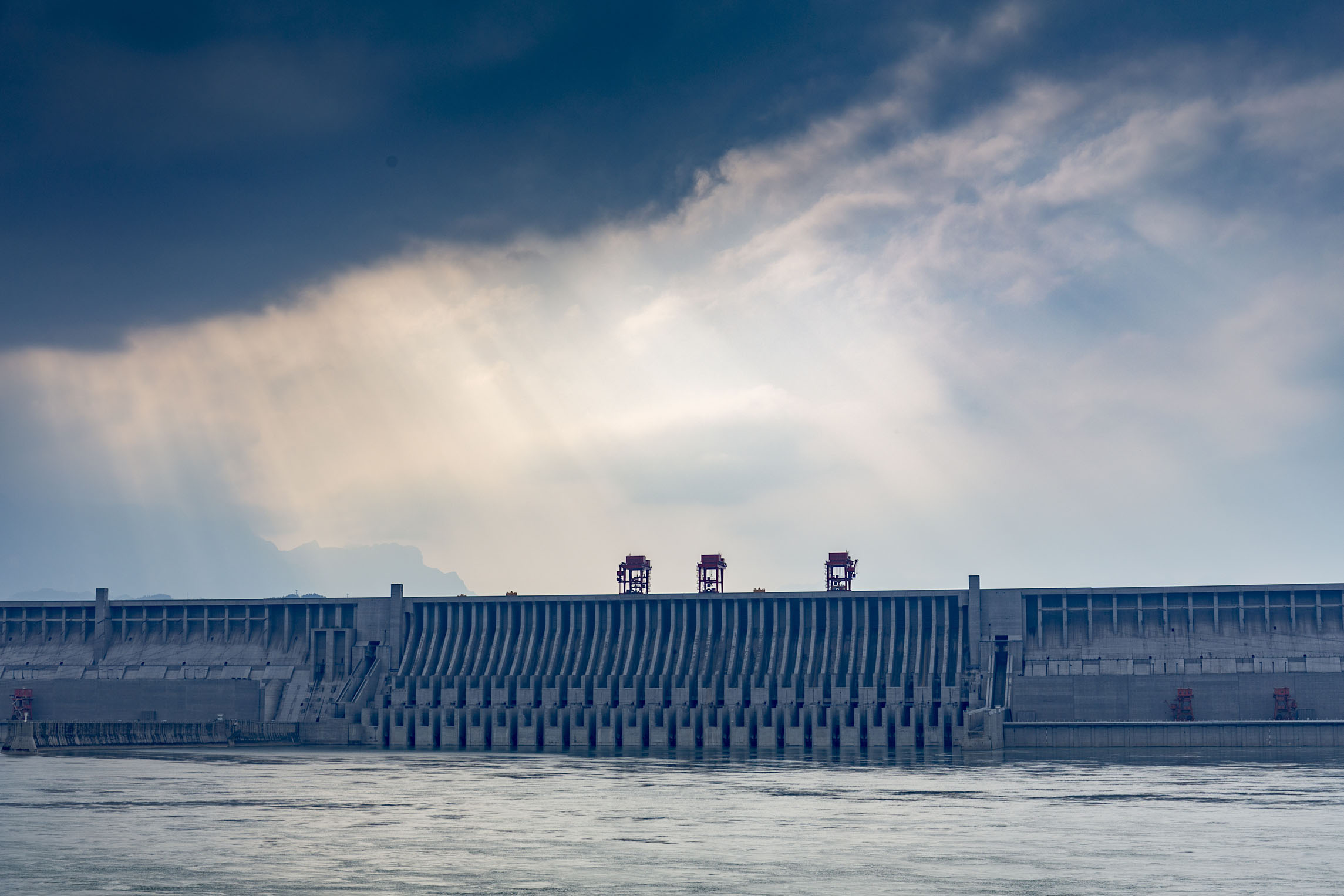 三峡大坝位于长江三峡西陵峡中段,宜昌市境内的三斗坪中堡岛.