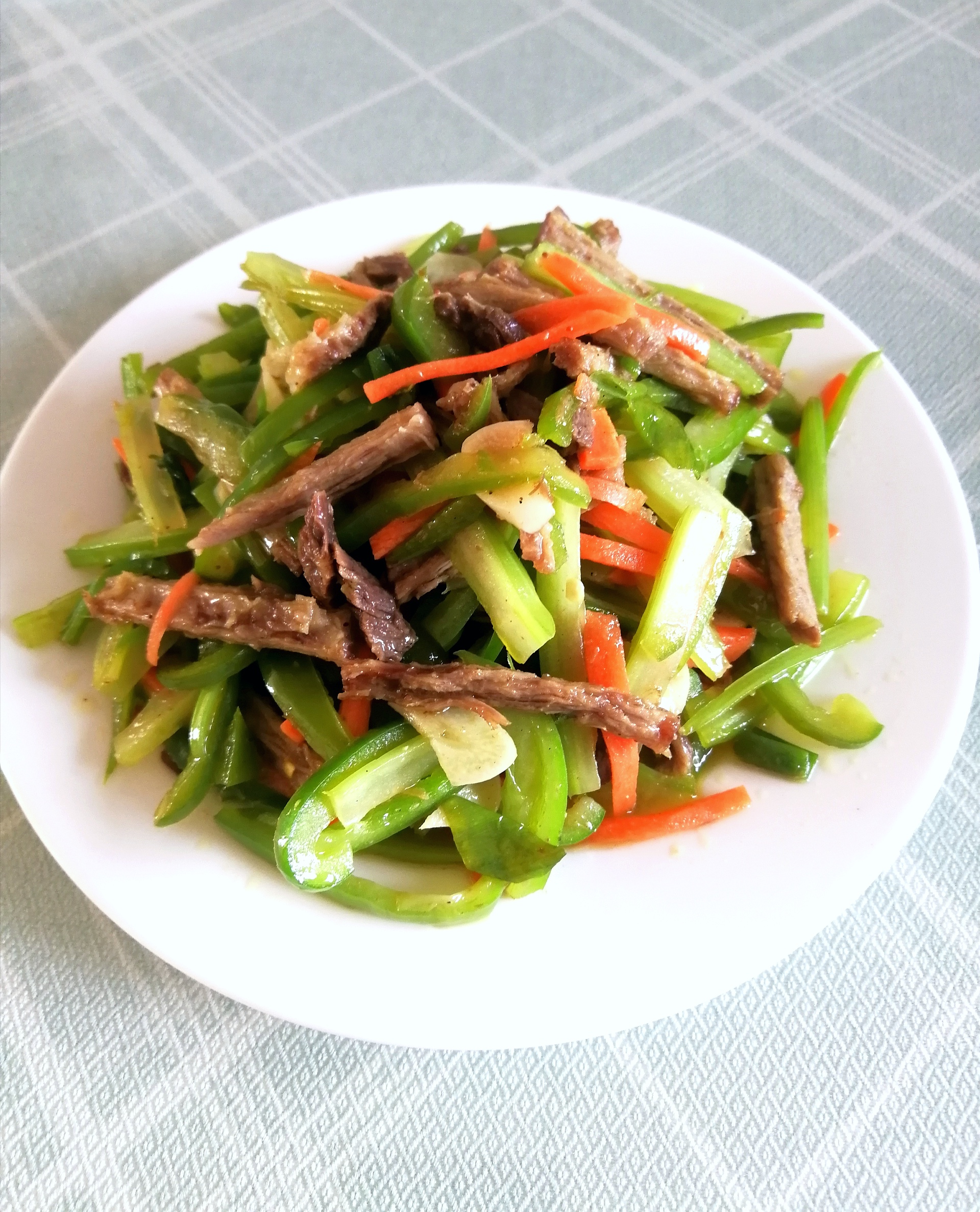 肉丝芹菜青椒丝:是用牛肉丝,芹菜丝,青椒和丝红萝卜丝炒出来的,吃起来