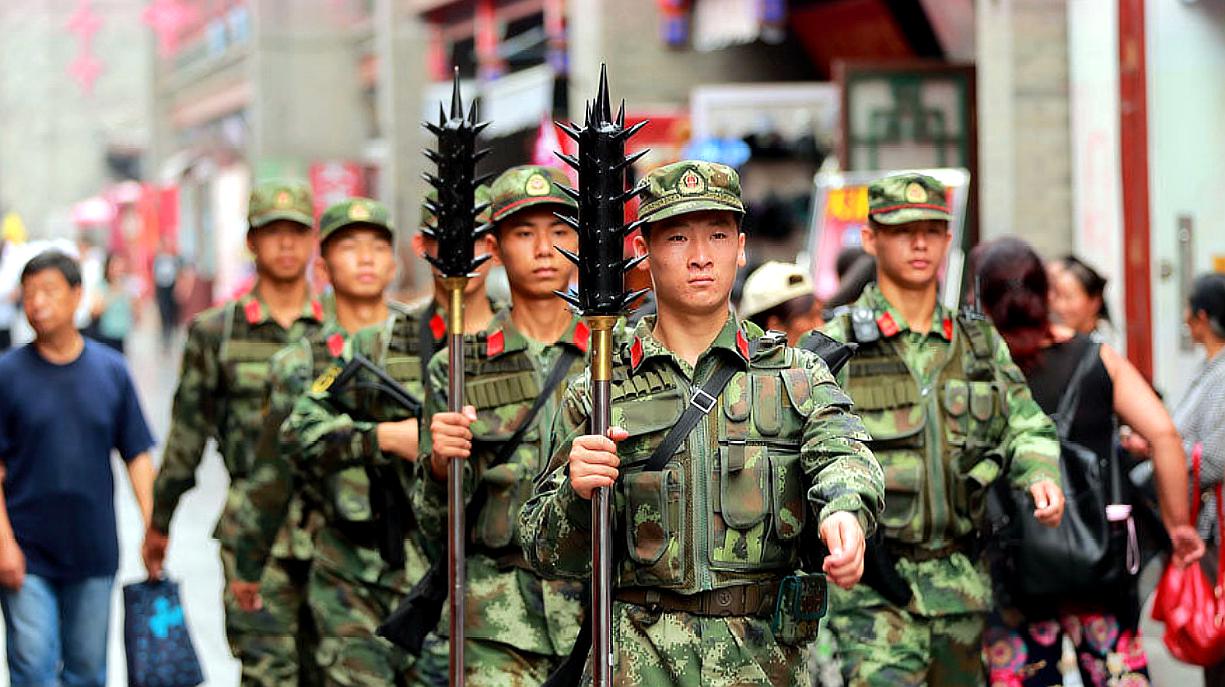 手持狼牙棒身背大宝剑为何中国防暴武警特爱用这些冷兵器