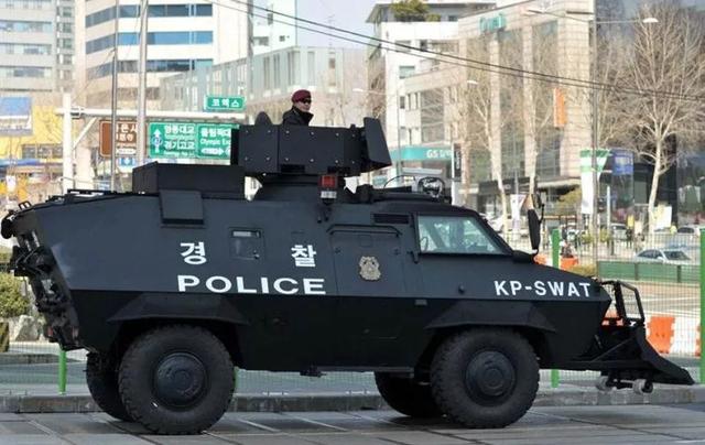 很难使用实物道具进行演出的大型装备,在轻型装甲车和轻武器道具方面