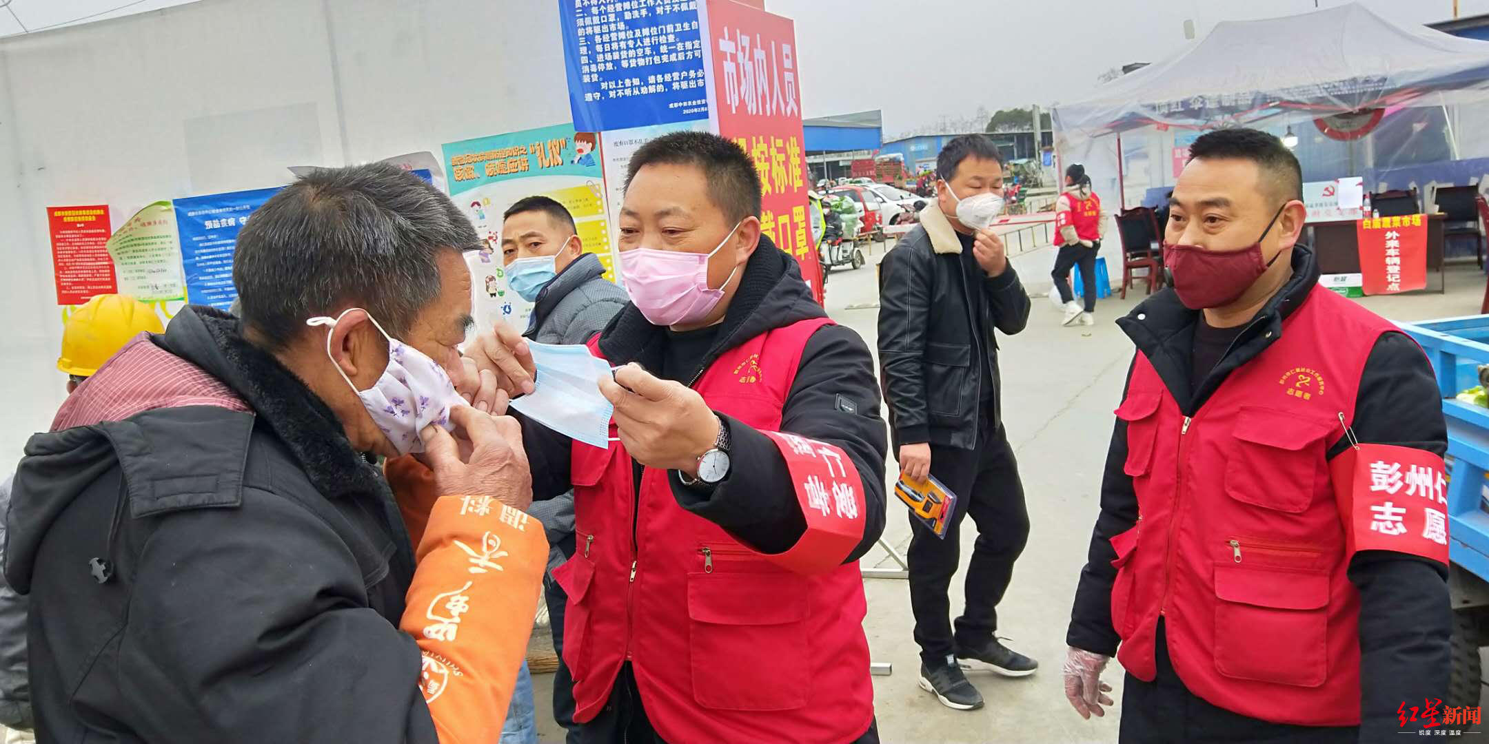 疫情防控一线志愿者徐远隆,疫情发生后,他便组织彭州市仁爱社会服务