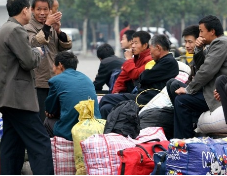 疫情下农民工的无奈奔波还是留守这2句心里话让人动容