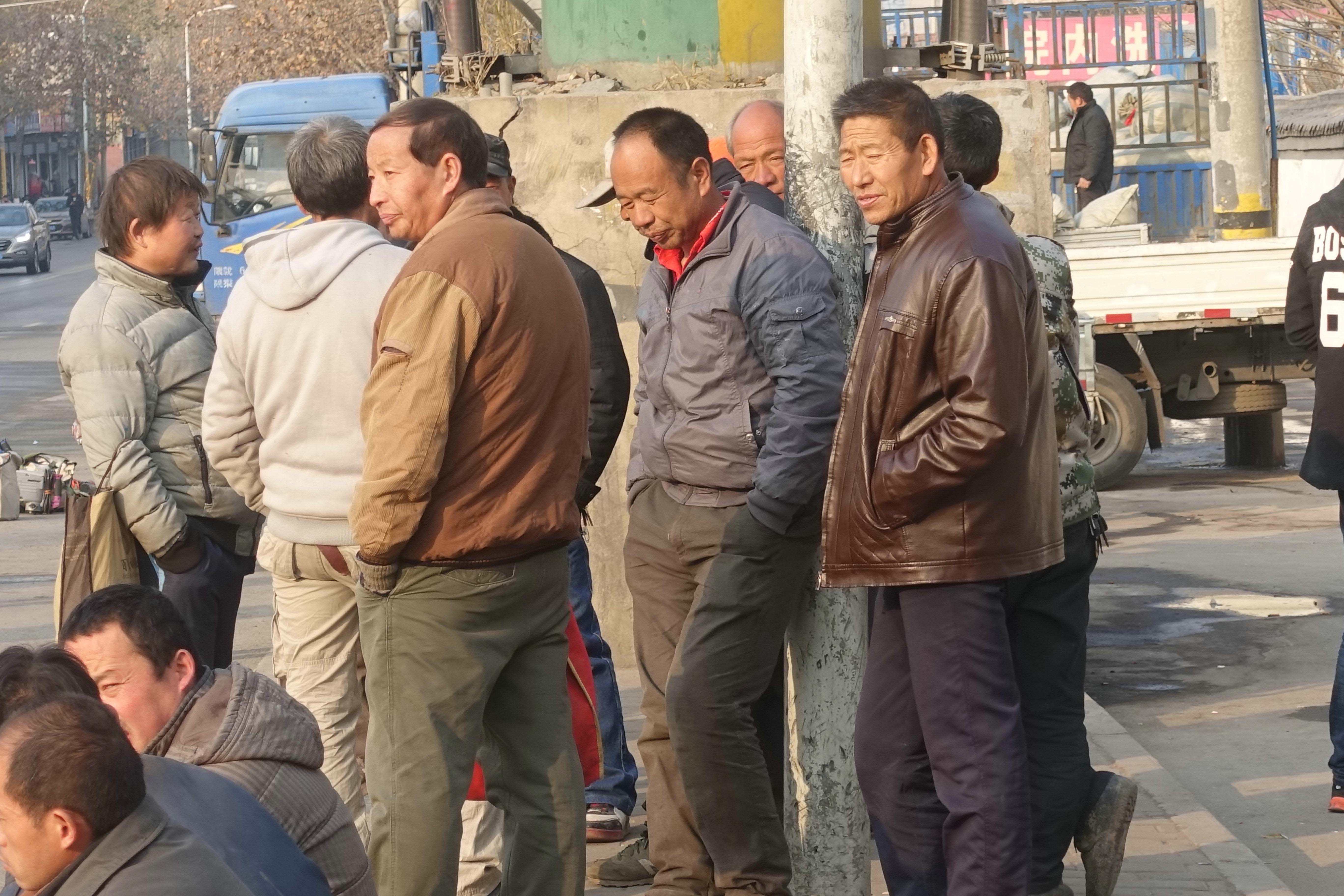 疫情下农民工的无奈奔波还是留守这2句心里话让人动容