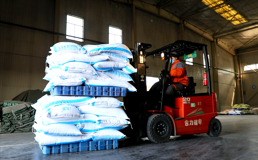 装卸工人加班加点抢装复合肥,确保春耕物资及时发运.黄贵彬摄