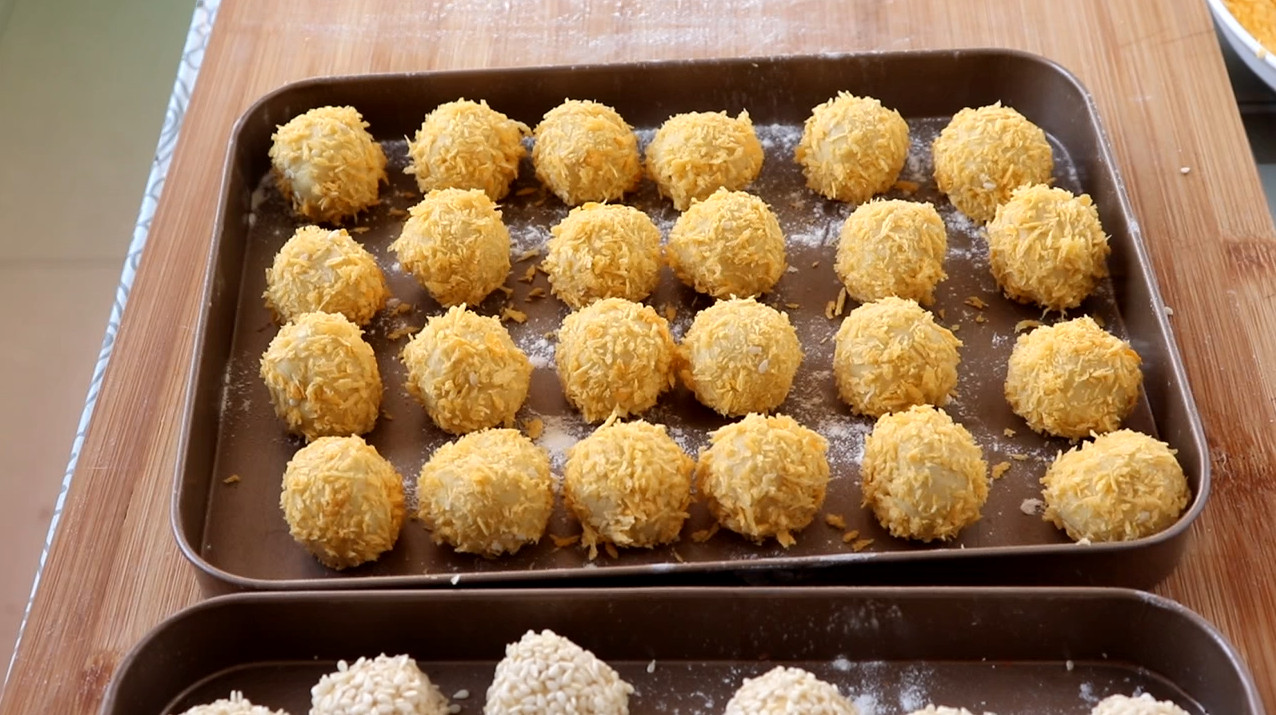 全部裹好白芝麻和面包糠后准备下油锅里炸.