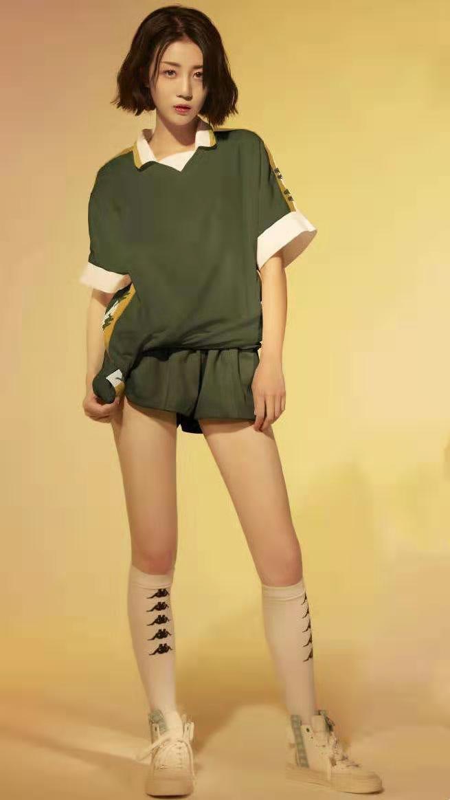 身穿黑色紧身裙大秀铅笔腿,不愧是腿精!