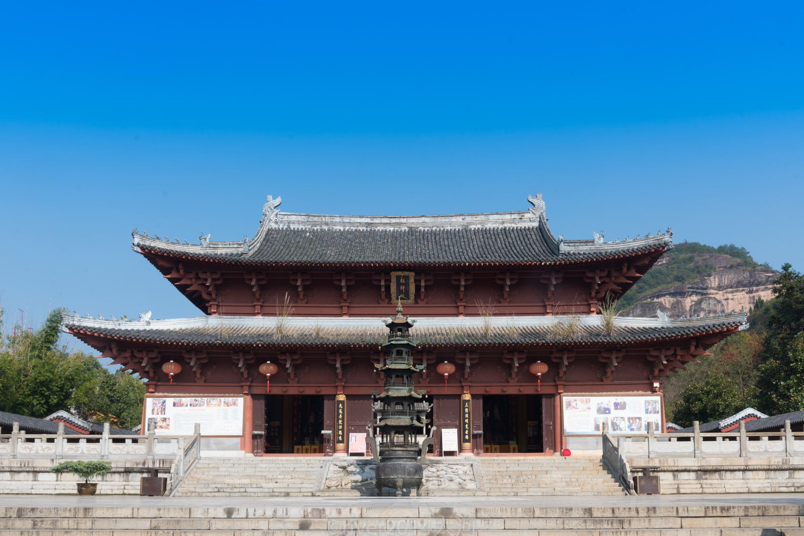 玄都观里桃千树,尽是刘郎去后栽.