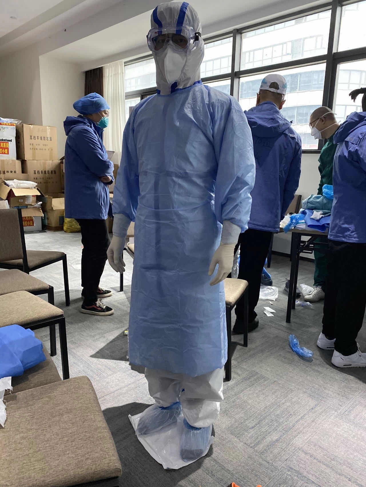 穿上防护服的孙英豪.