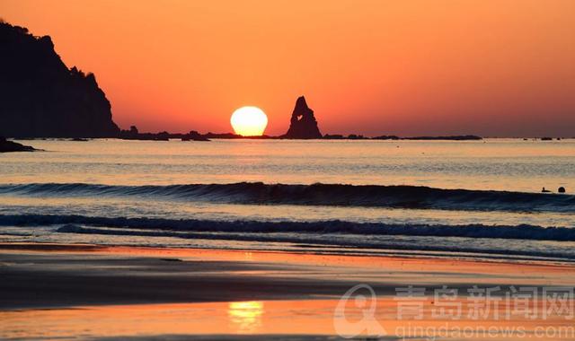 火红的太阳从海上冉冉升起 映红了海面和天空