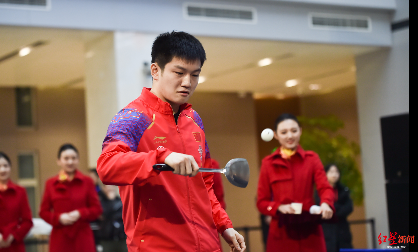 手机当球拍 国乒奉献花式"宅乒乓"