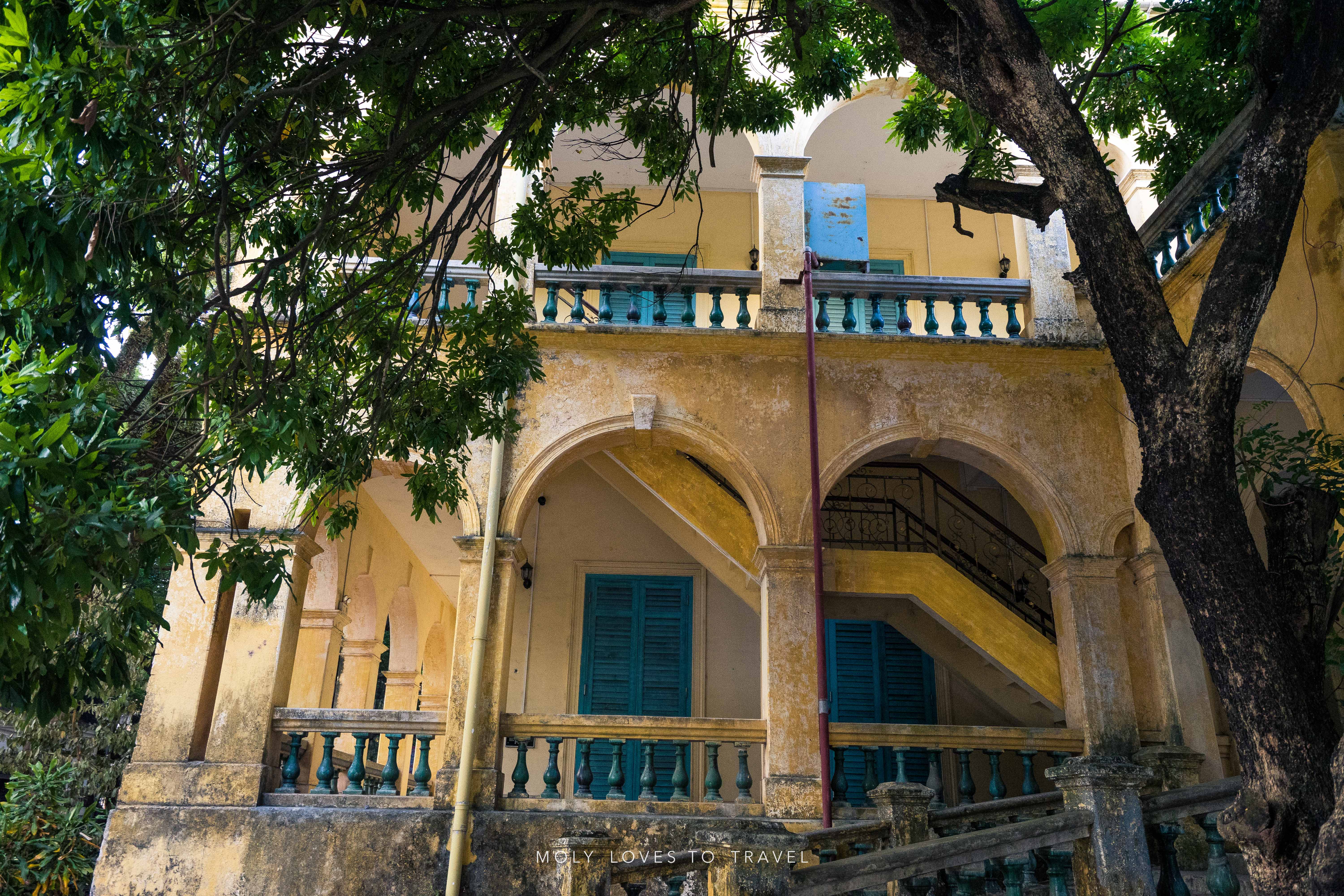 英国领事馆旧址外廊的建筑设计独具特色,曾被称为殖民地式建筑.