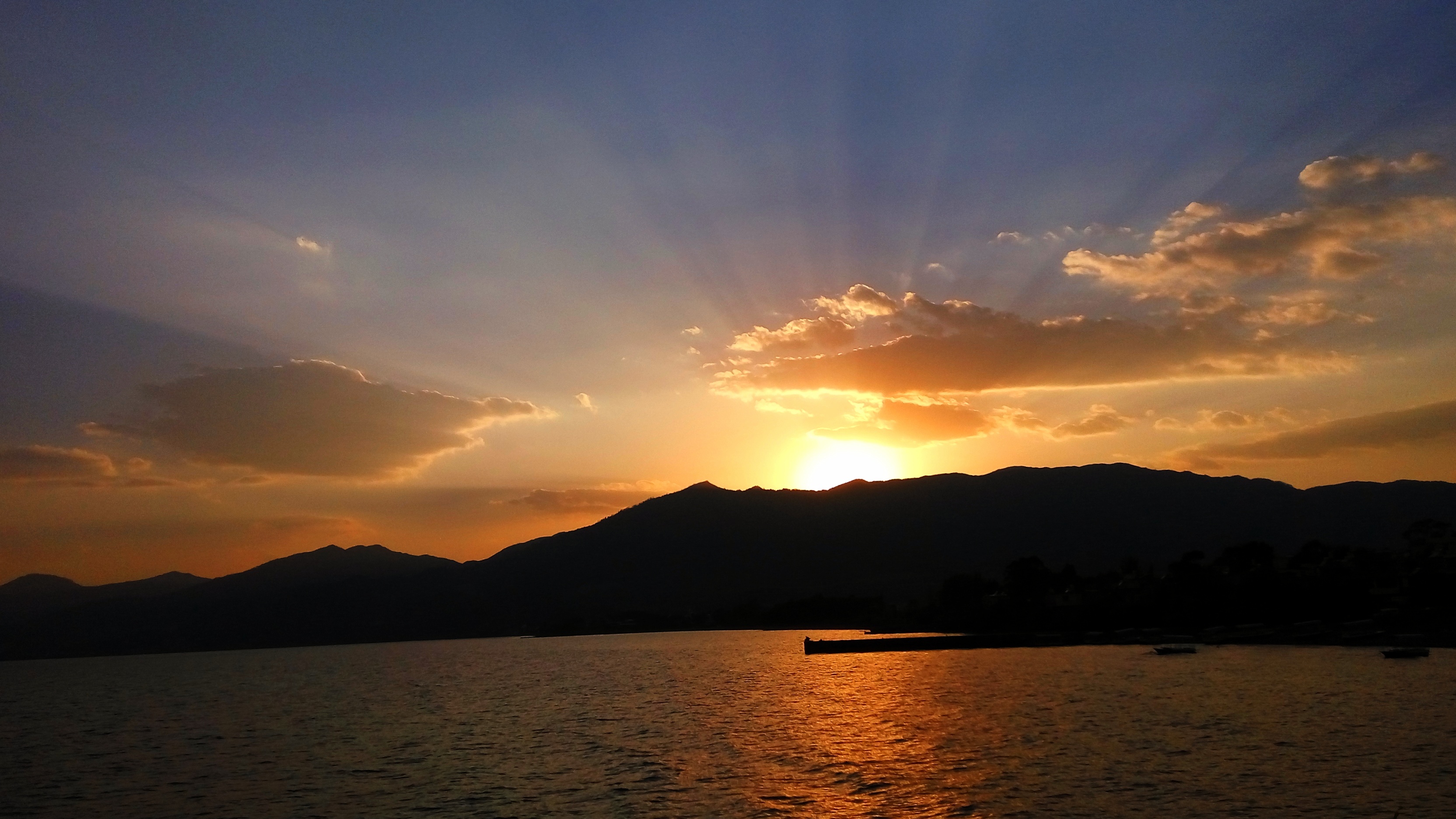 一起来看一组夕阳西下的美景.快快在评论区晒出你的得意照片吧