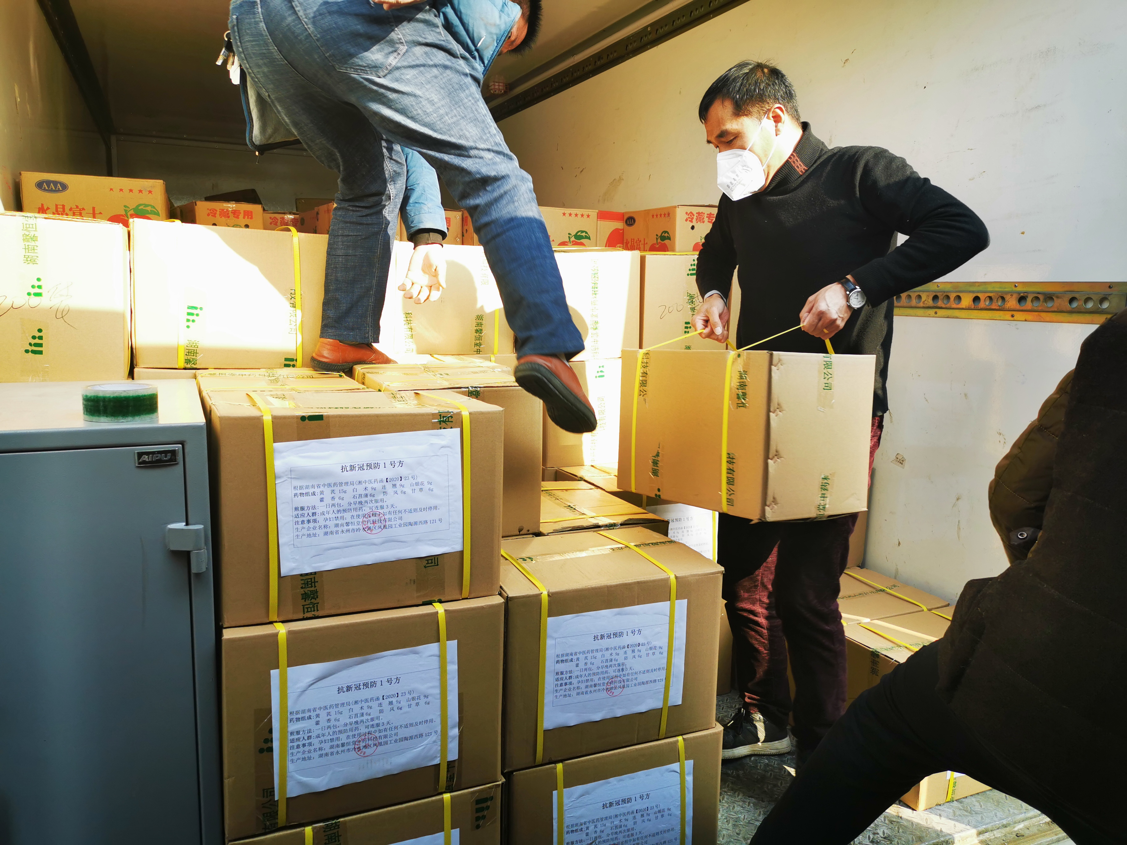 跨越800多公里永州抗疫物资紧急驰援湖北英山