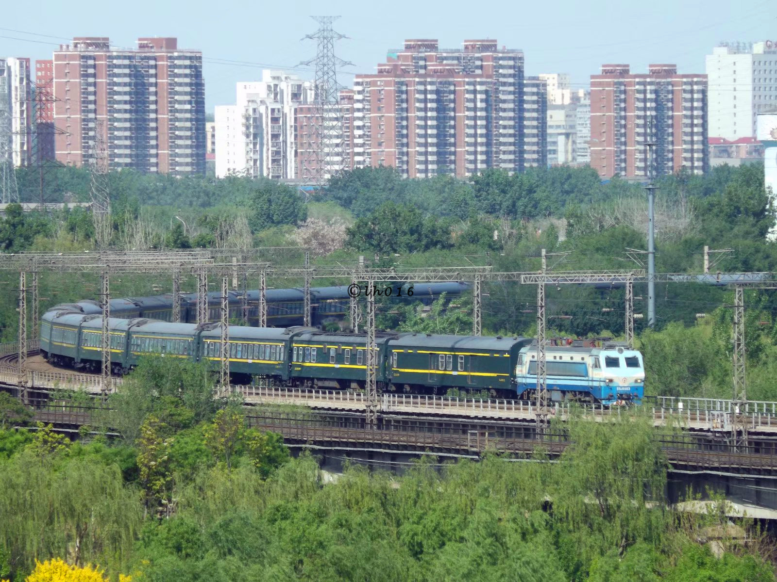 中國鐵路第五次大提速主力先鋒!首款四軸準高速電力機車韶山ss8_人民